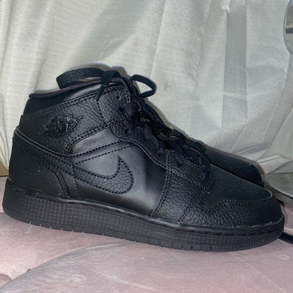Black Jordan 1's - Picture 4 of 12